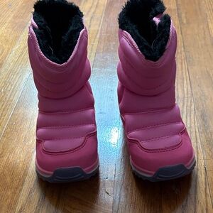 Kida pink snow boots with Velcro on the side.